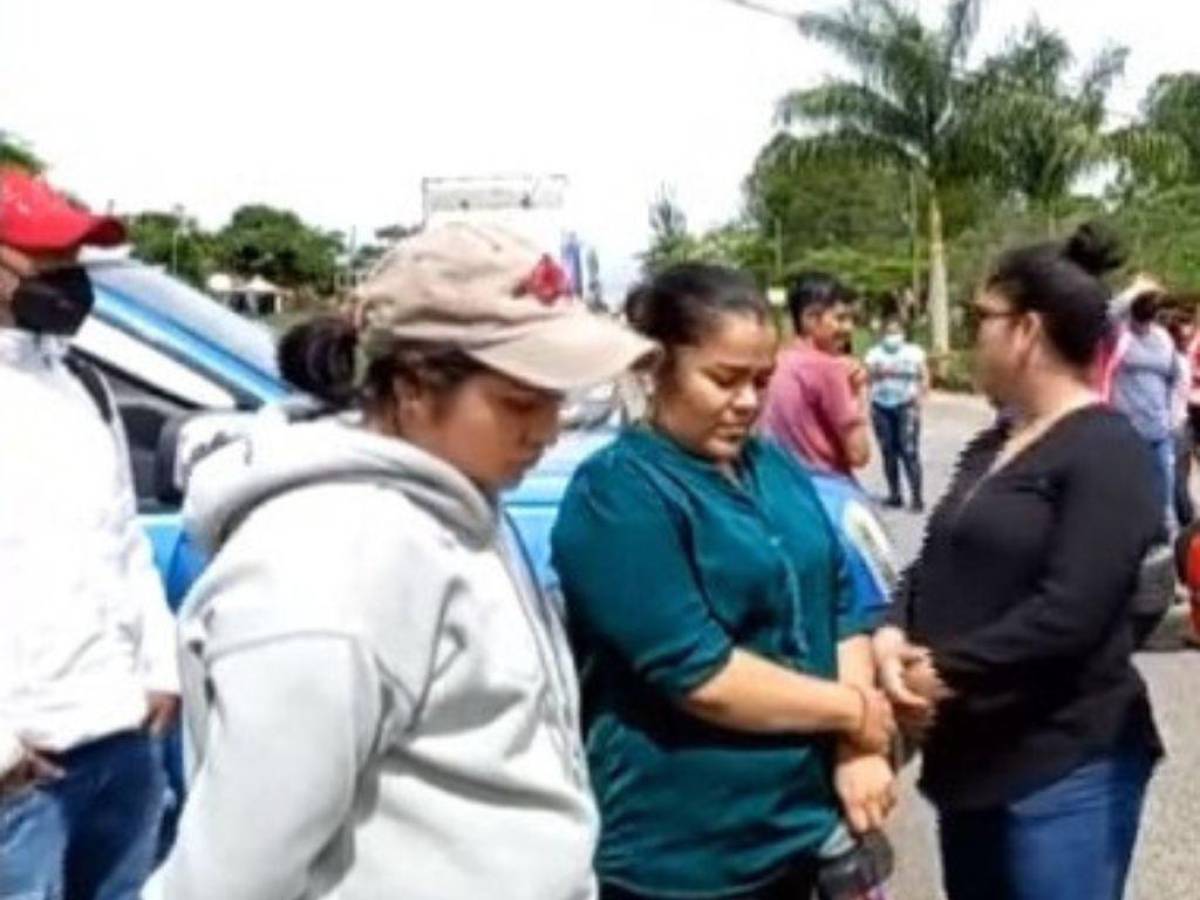 Madres se toman carretera para exigir que arreglen los centros educativos en El Porvenir