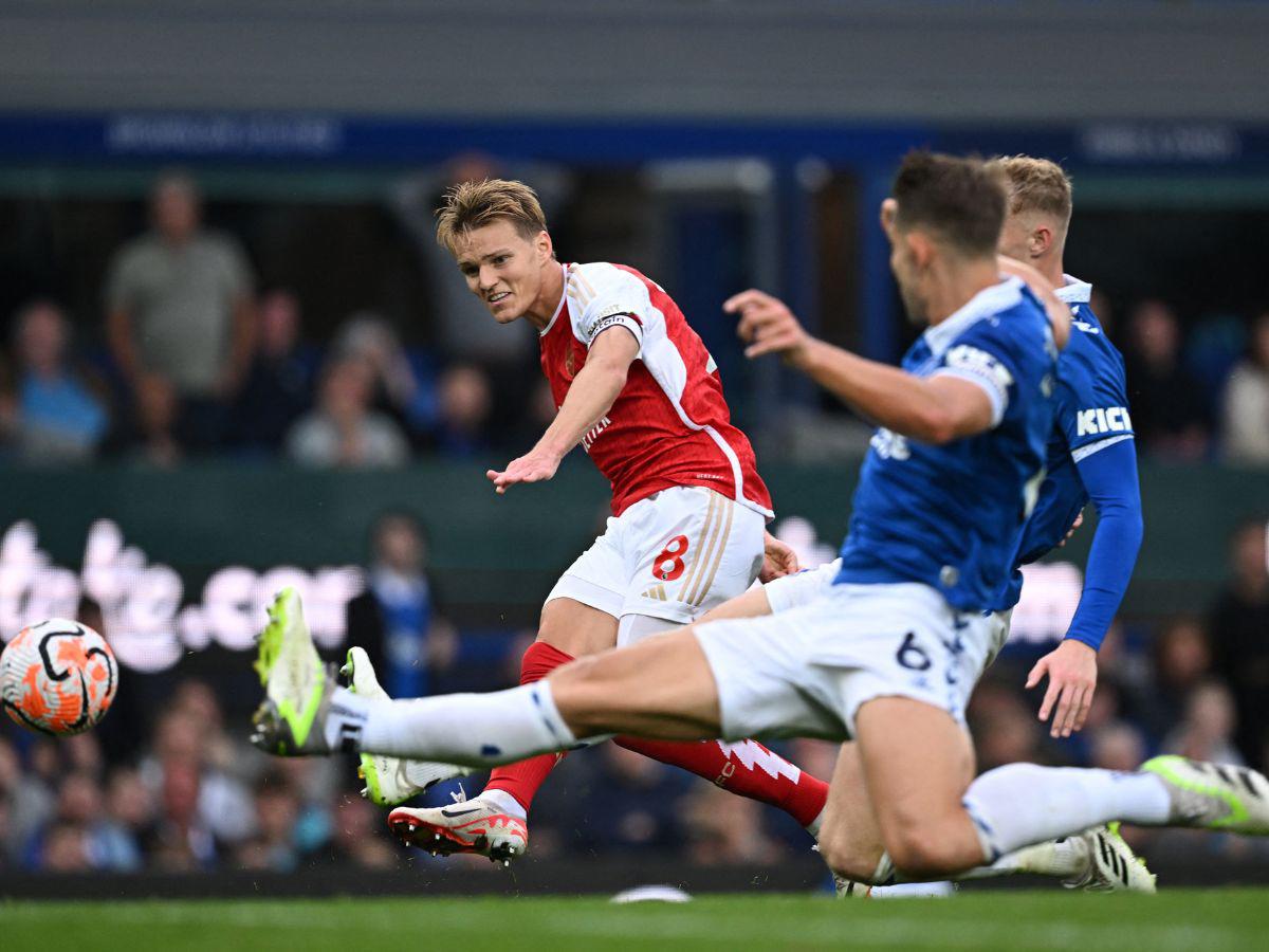 Leandro Trossard comanda: El Arsenal le gana al Everton 1-0