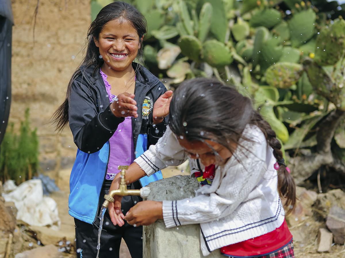 Alianzas y acciones con impacto. La colaboración entre Kimberly-Clark, Water for People, y Plan International, busca mejorar el acceso a agua potable y saneamiento en Bolivia, Perú, Guatemala, Honduras, Colombia, Ecuador y El Salvador.”