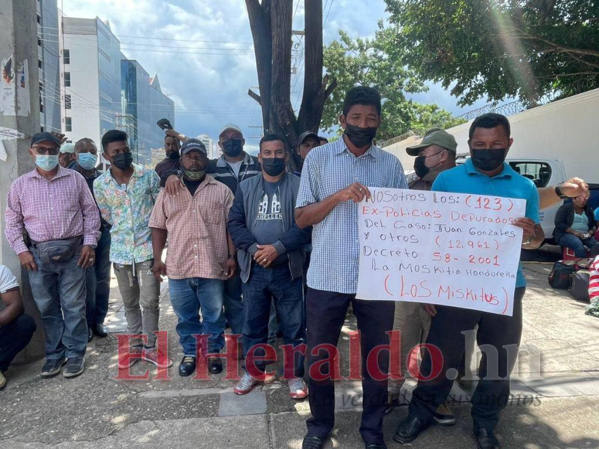 Expolicías misquitos depurados protestan frente a Casa Presidencial