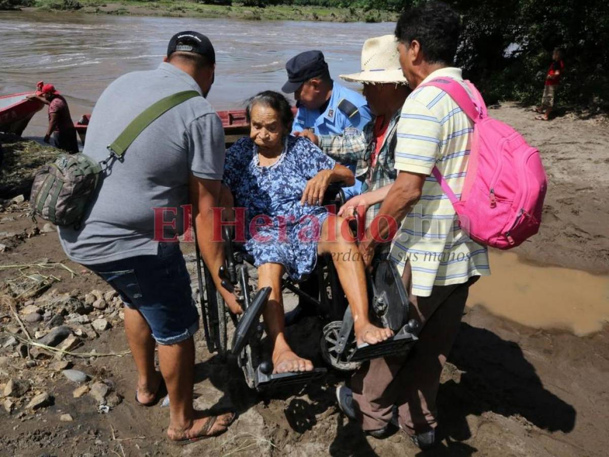 Varias comunidades como la que vive doña Coronaria han quedado incomunicadas.