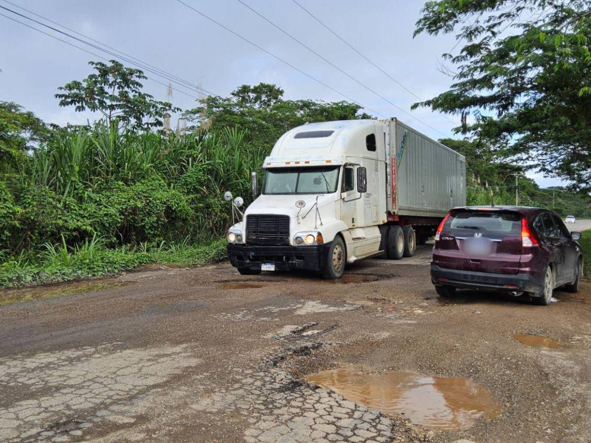 ¡Un peligro! Destrozada carretera hacia zonas turísticas de Atlántida y Colón