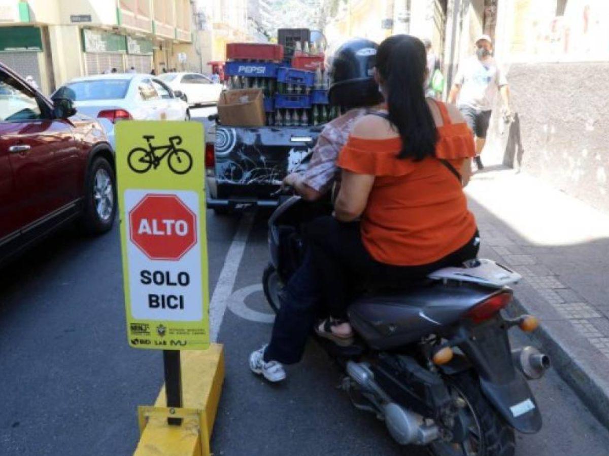 El proyecto piloto que se implementó en el 2020 no reflejó resultados positivos según los capitalinos, asimismo los pocos ciclistas se quejaron de la eterna invasión de la ciclovía.