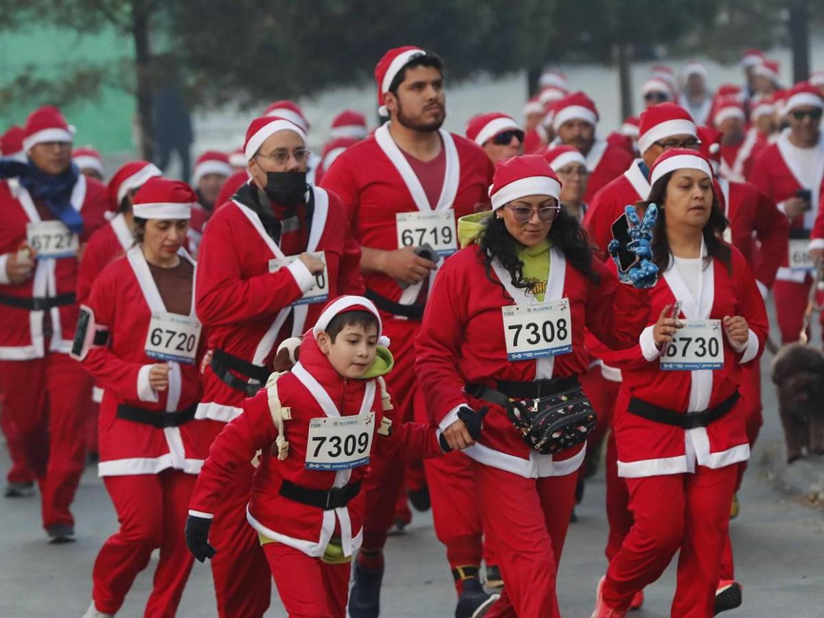 Cientos de Santa Claus invaden calles de Ciudad de México