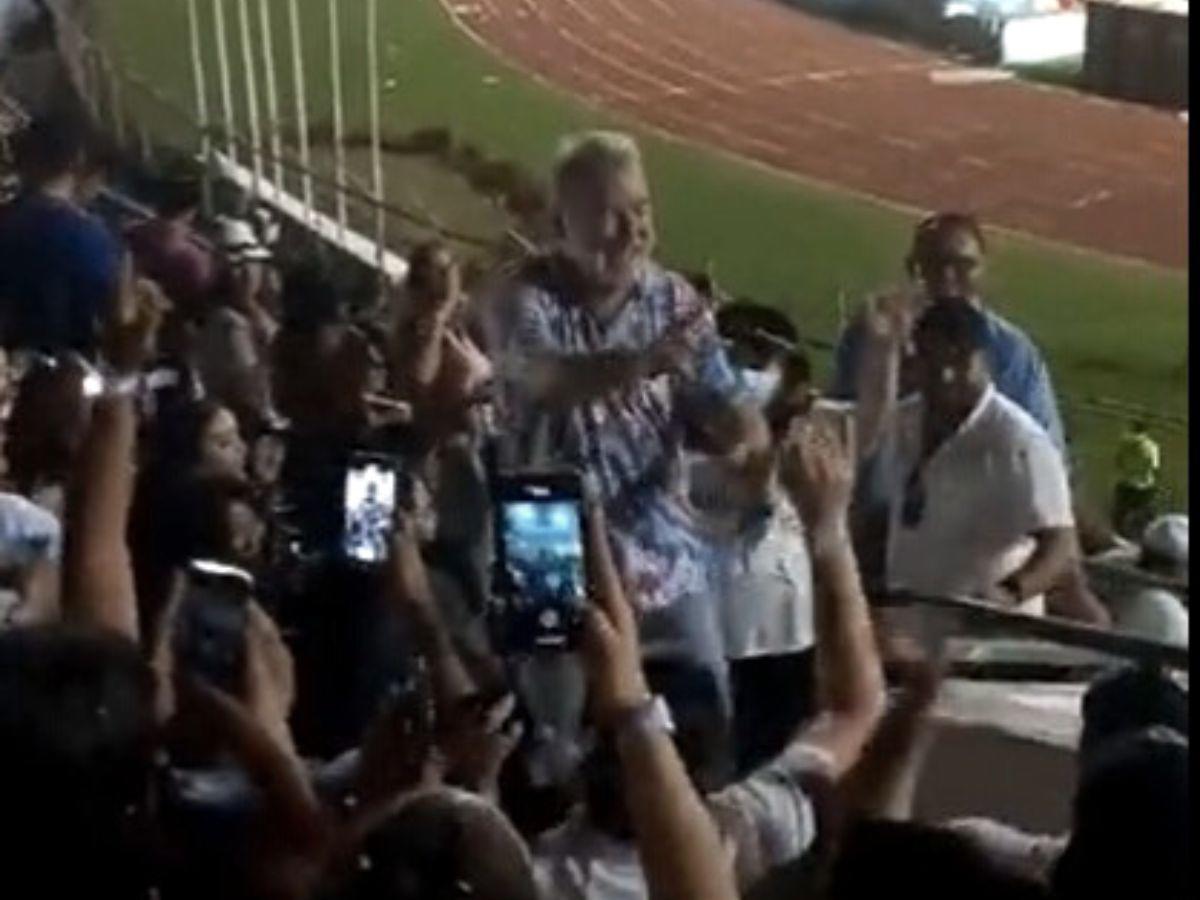 Captan al alcalde Roberto Contreras bailando previo al concierto de Bad Bunny en SPS