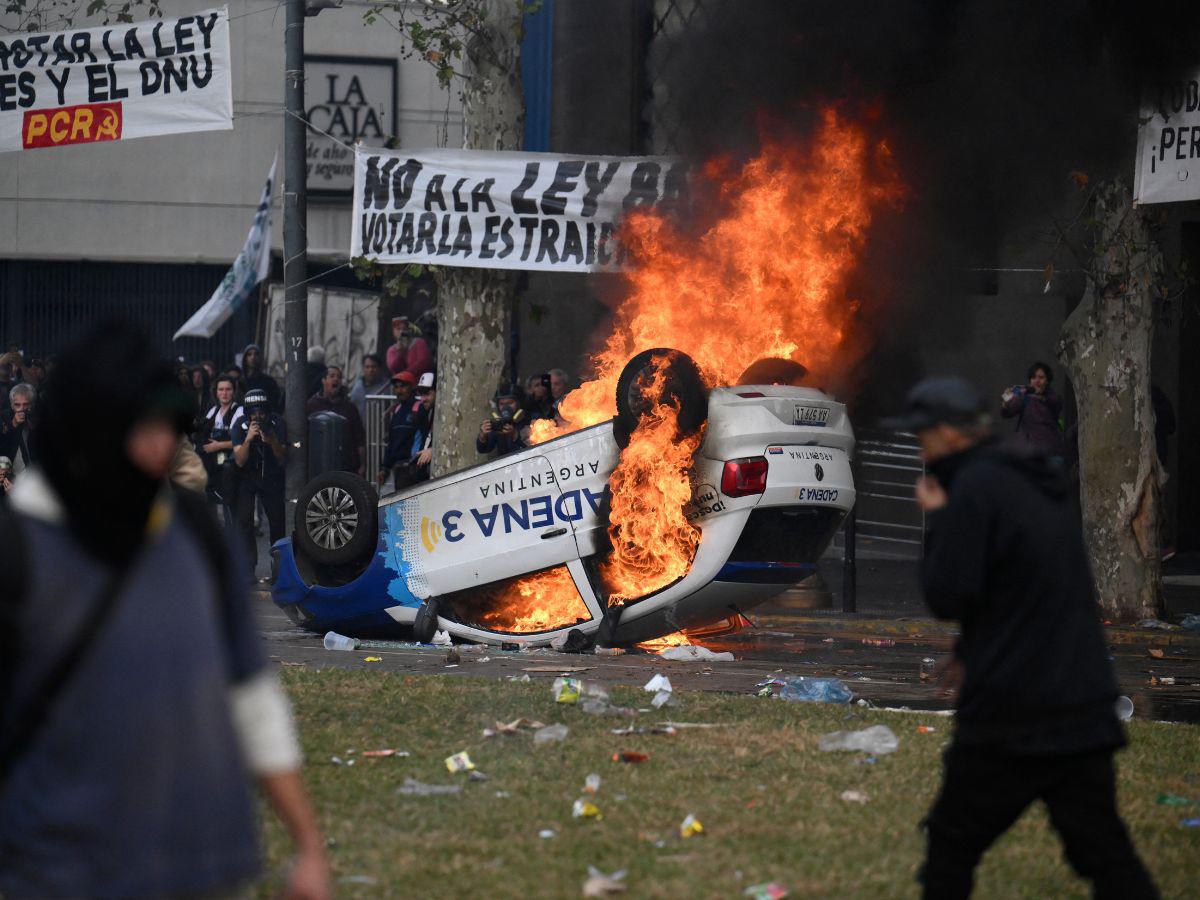 Manifestantes y policía se enfrentan mientras se debaten reformas impulsadas por Milei