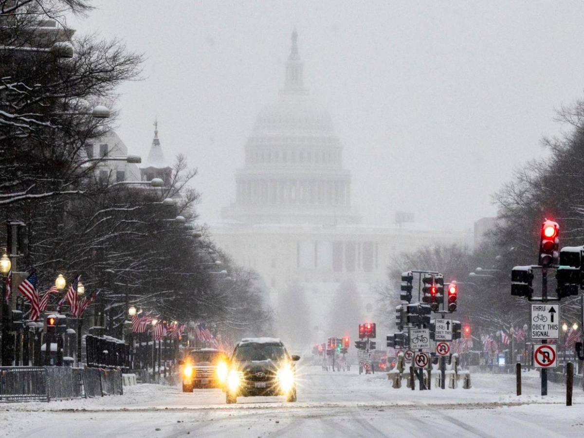 Tormenta invernal azota Estados Unidos afectando miles de vuelos