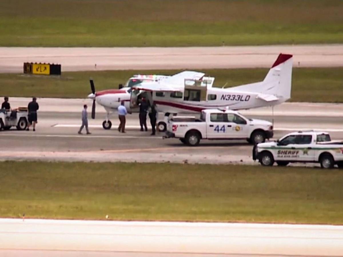 Video: Pasajero sin experiencia aterriza avioneta en Florida tras desmayo del piloto