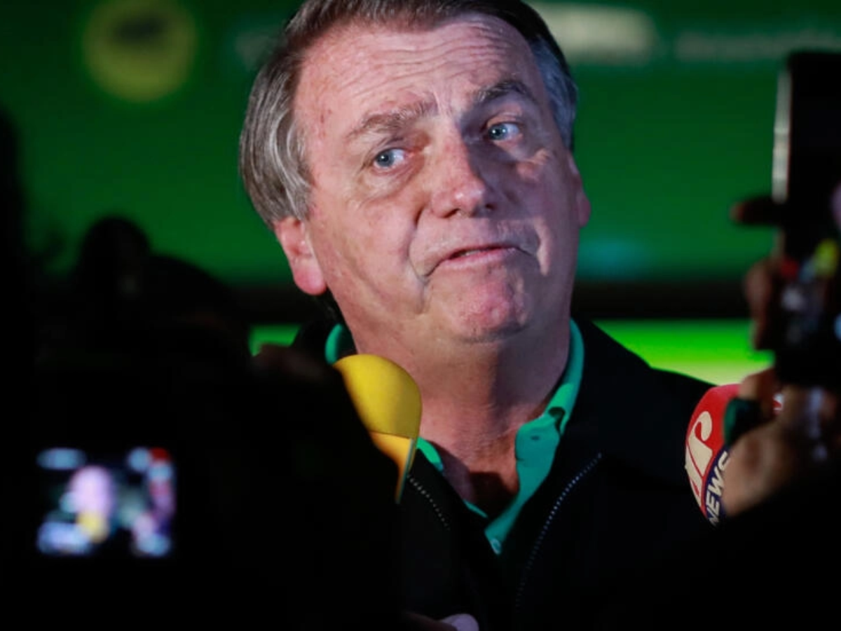 El expresidente de Brasil Jair Bolsonaro hablando con la prensa en el aeropuerto Juscelino Kubitschek de Brasilia.