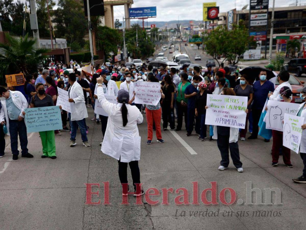 Médicos residentes respaldan a internos por el pago del salario beca