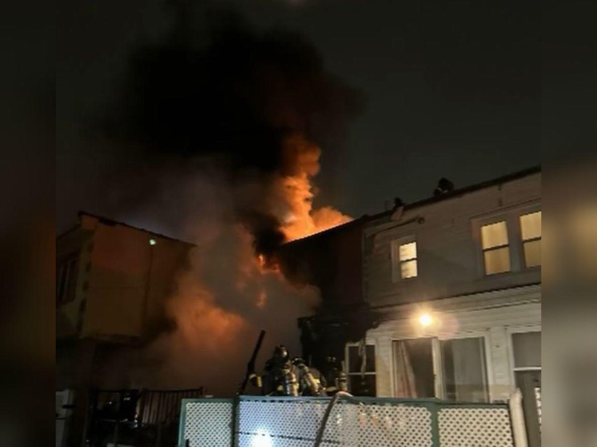 Mujer de 86 años muere en voraz incendio en Queens, Nueva York