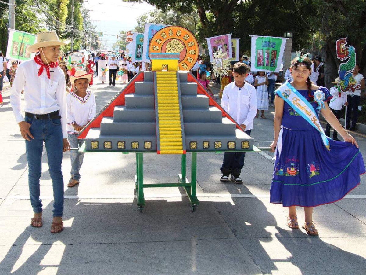 Las mejores imágenes que dejaron los desfiles de las escuelas en la capital