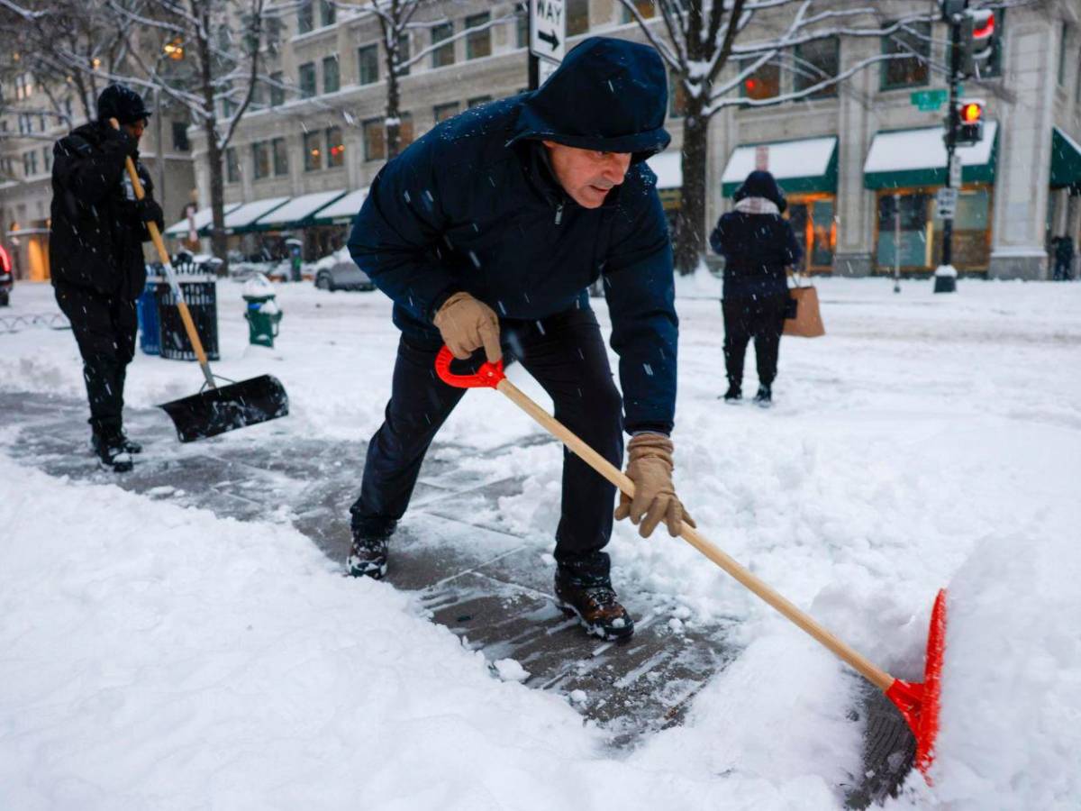 Tormenta invernal azota Estados Unidos afectando miles de vuelos