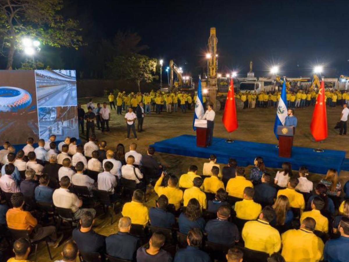 El Salvador inicia construcción de lujoso estadio donado por China