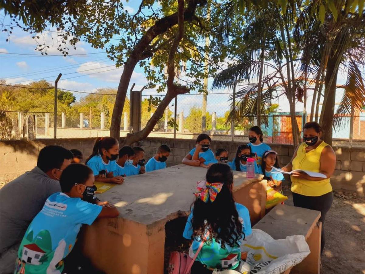 En los Campamentos de Lectura, los niños aprenden a leer de forma divertida.