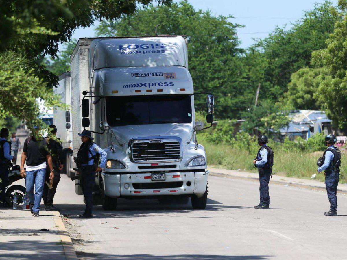 Transportistas comparten carga para ingresar a Honduras