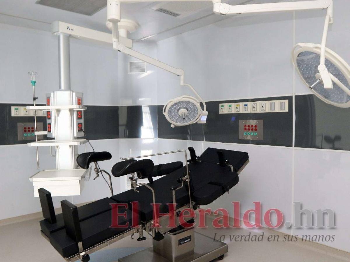 La sala de quirófano se encuentra con el equipo tecnológico que se requiere. Foto: