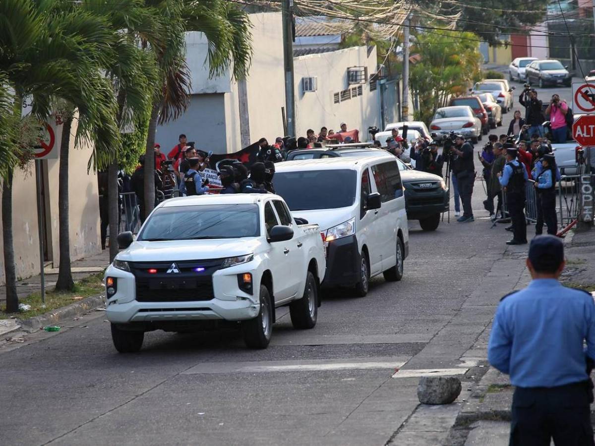 Entre protestas y resguardo policial celebran audiencia inicial contra Romeo Vásquez