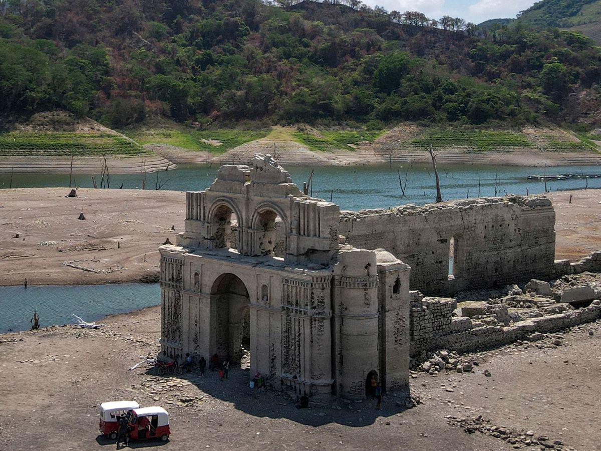 Descubren iglesia sumergida en embalse debido a la sequía en México