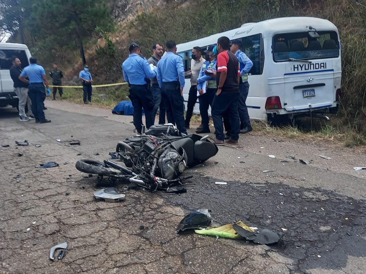 Policía muere tras impactar su moto contra un bus en la carretera a Danlí