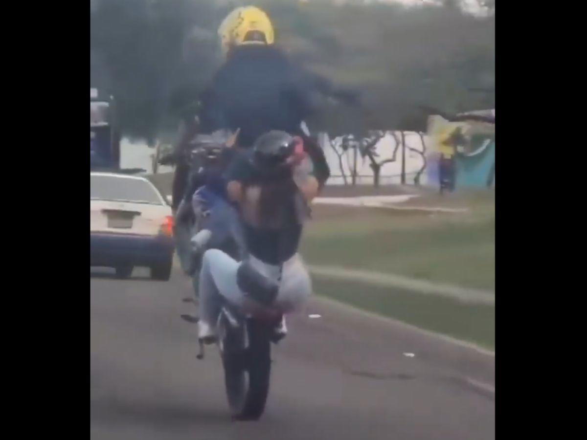 Captan a pareja haciendo “acrobacias” en una motocicleta en el Anillo Periférico de Tegucigalpa