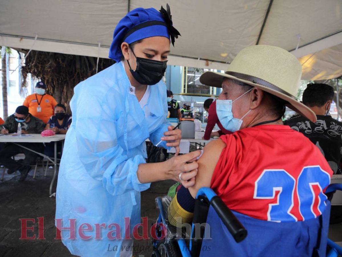 Adultos mayores, renuentes a recibir la cuarta vacuna contra el covid