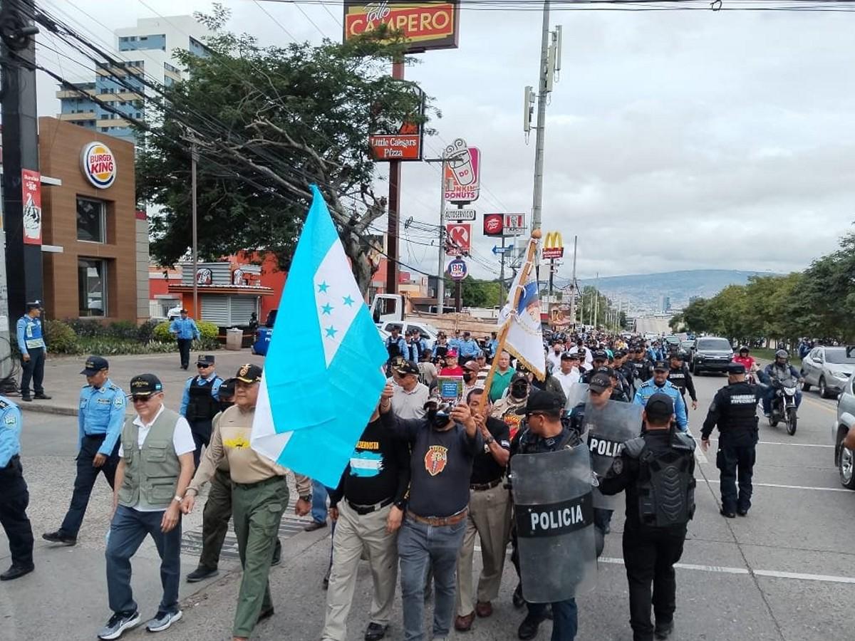 Reservistas y veteranos del Ejército marchan en la capital para honrar a los héroes caídos