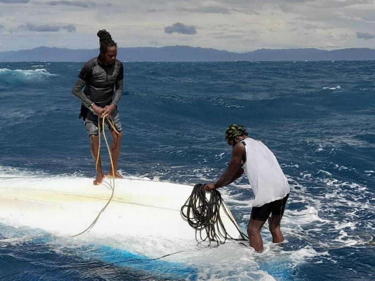 Con vida rescatan a cinco naufragos en Cayos Cochinos