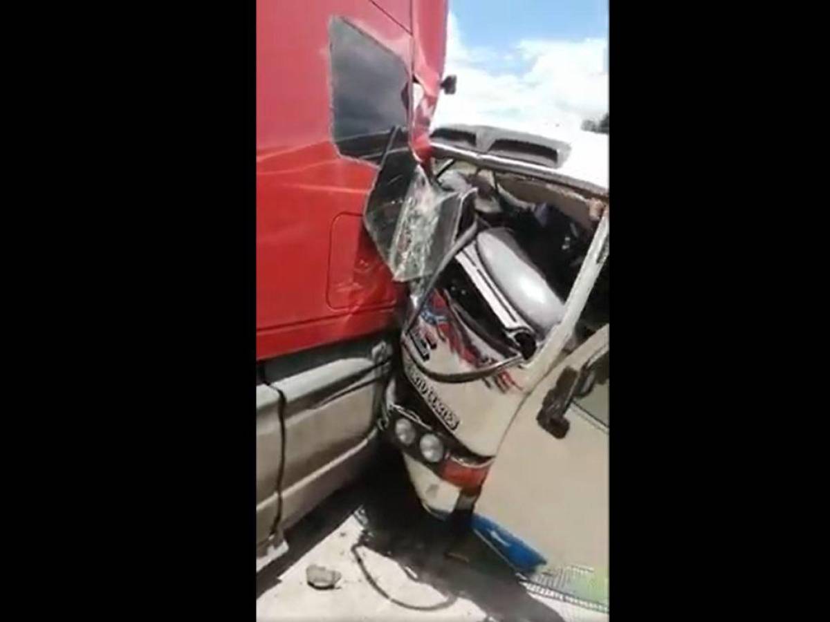 Aparatoso accidente entre rastra y bus interurbano deja al menos 11 personas heridas en Choloma