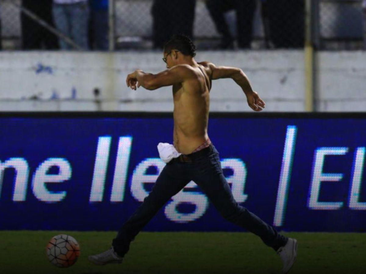 La imagen de “Rasquiña” corriendo con el balón ante la incredulidad de todos en el estadio le dio la vuelta al mundo.