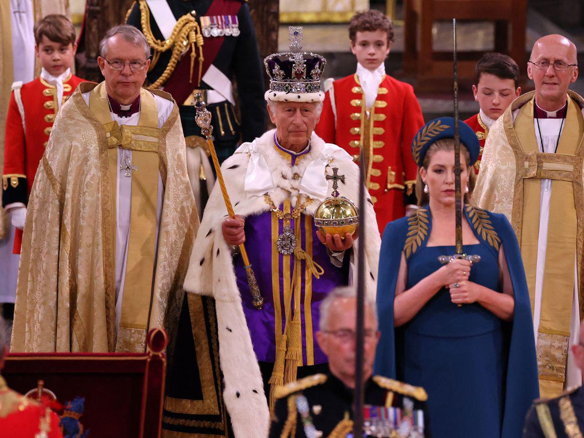 Al finalizar la ceremonia Penny también encabezó la procesión.