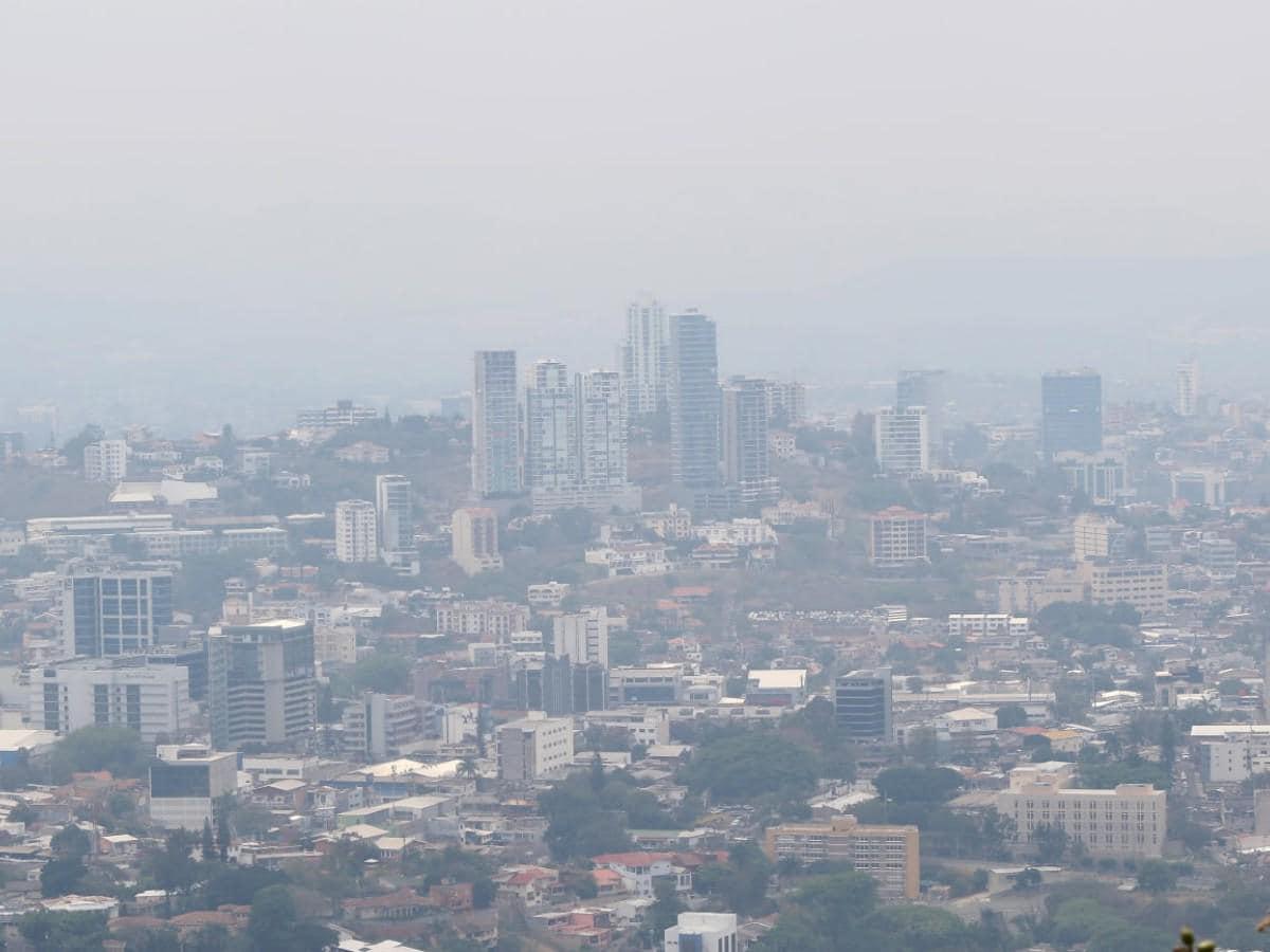 Tegucigalpa se encuentra sumergida bajo una densa capa de humo y bruma.