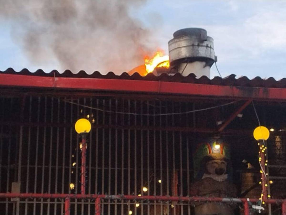 Imágenes del incendio en restaurante emblemático de Tegucigalpa; solo dejó daños materiales