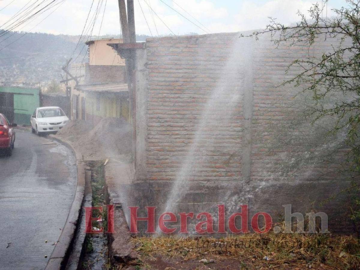 Las tuberías antiguas provocan las fugas de agua potable en la capital.