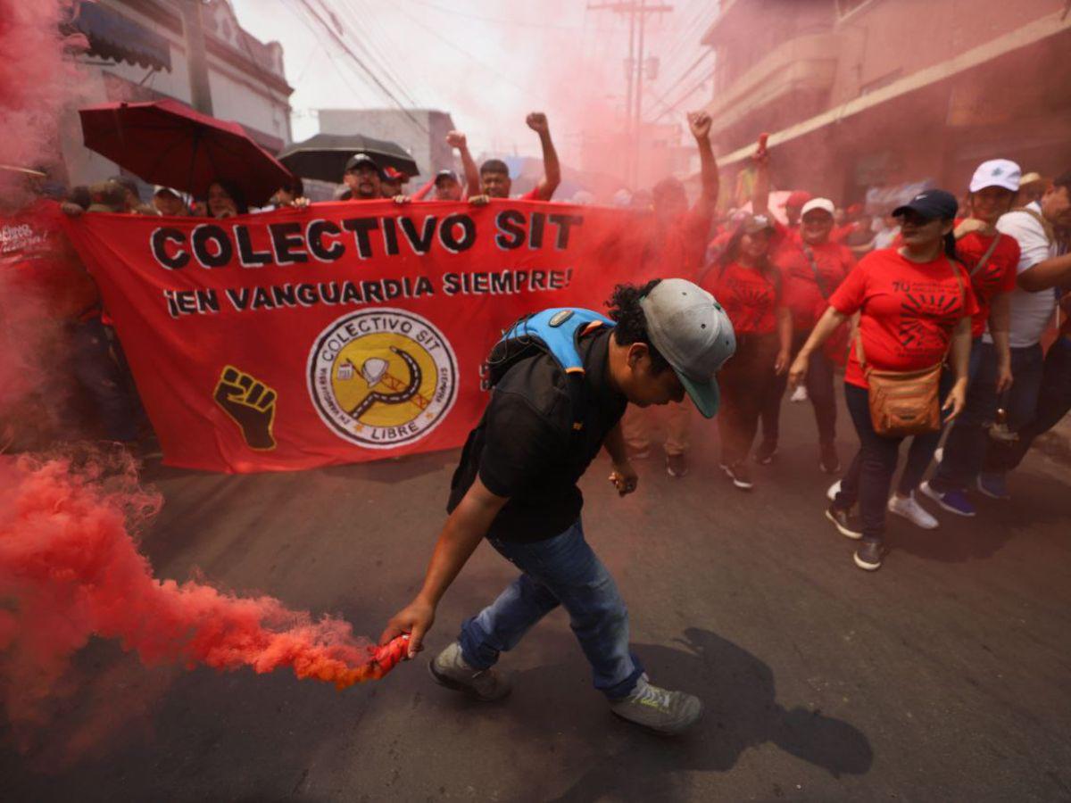 Los trabajadores se identificaron con camisetas de los sindicatos pertenecientes a las instituciones donde laboran, la mayoría entidades públicas.