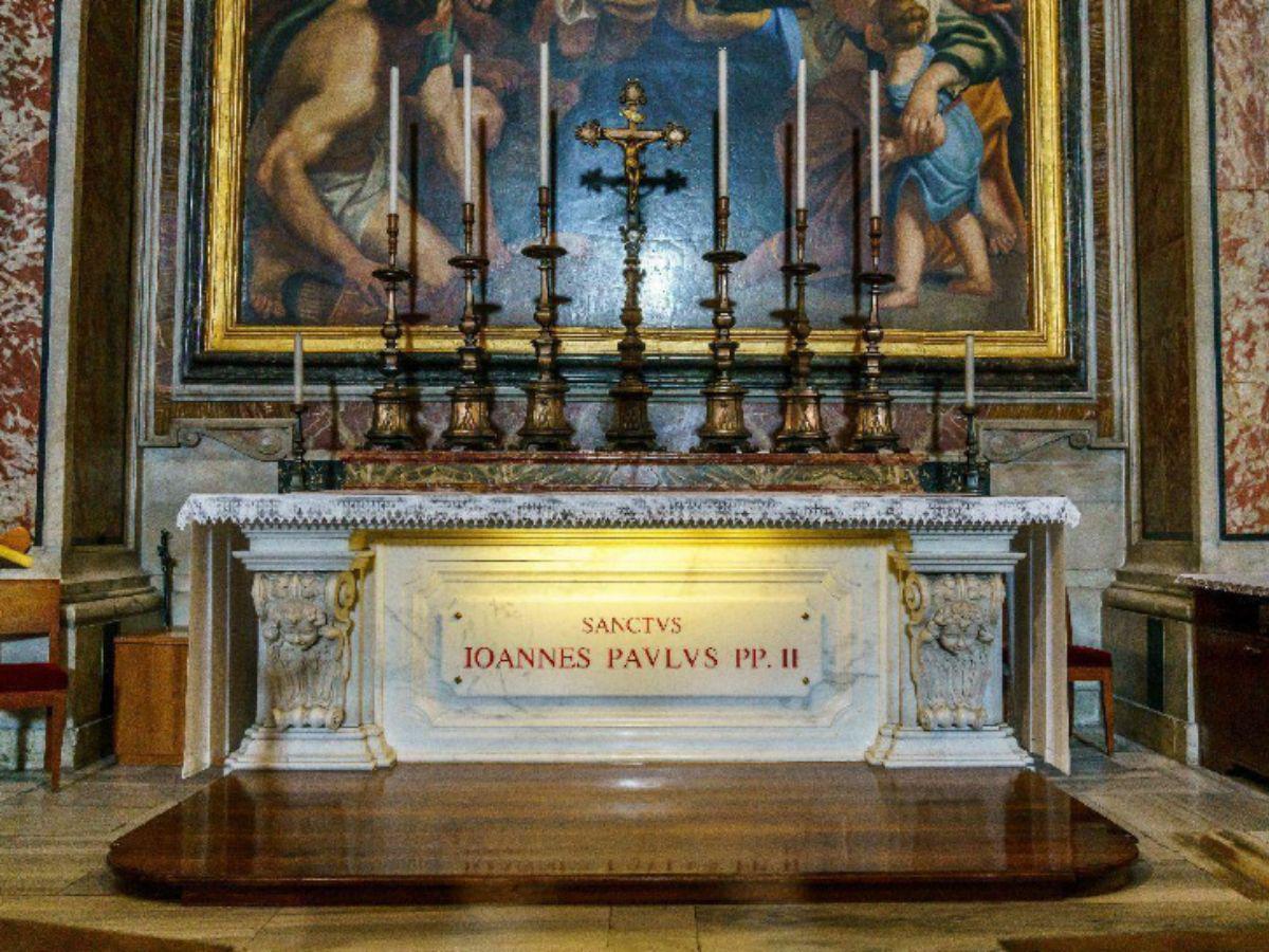 Esta es la tumba donde actualmente están los restos de Juan Pablo II en el interior de la basílica de San Pedro.