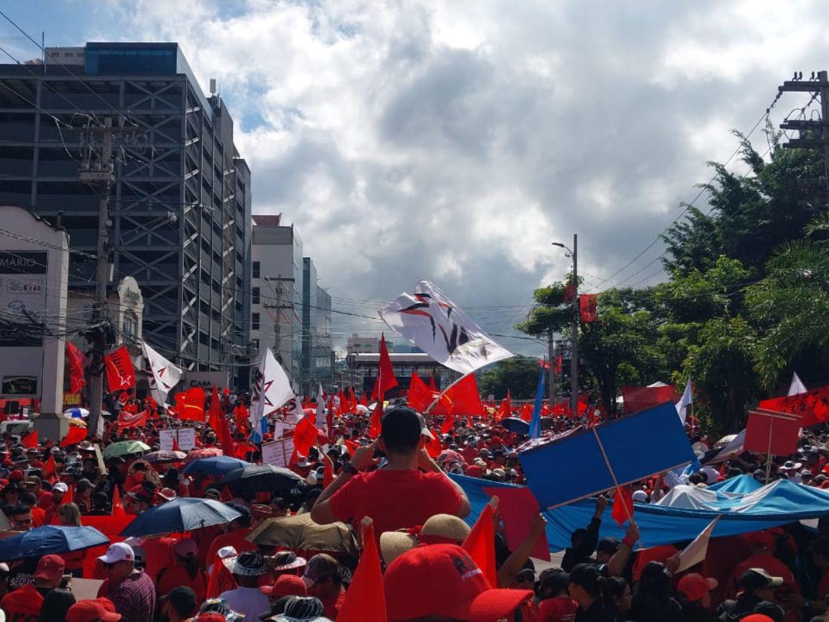 Simpatizantes de Libre se congregan en Casa Presidencial previo a marcha