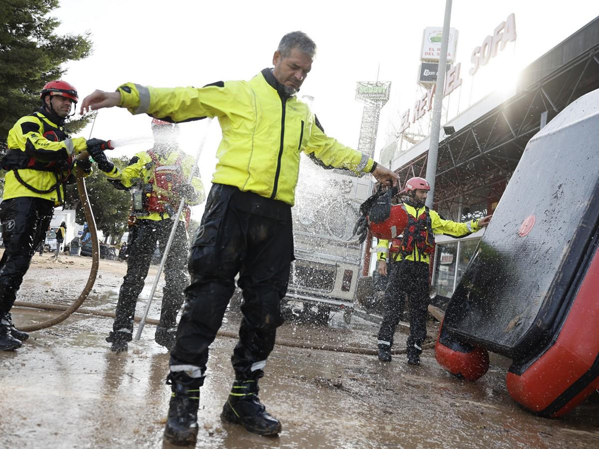 Cientos de voluntarios trabajan en la limpieza y búsqueda de desaparecidos en Valencia