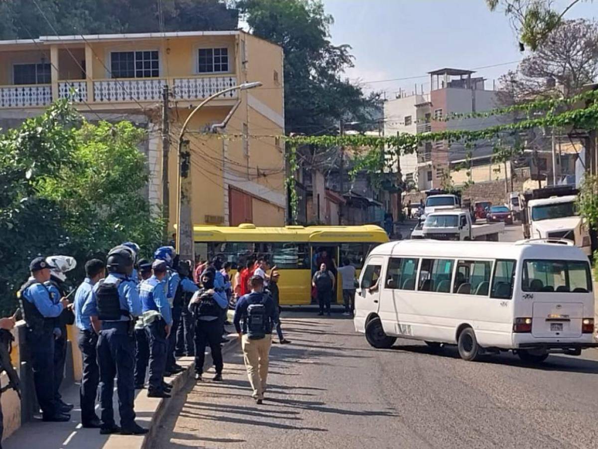 Tras quema de bus “rapidito”, conductores protestan en la colonia Nueva Suyapa de la capital