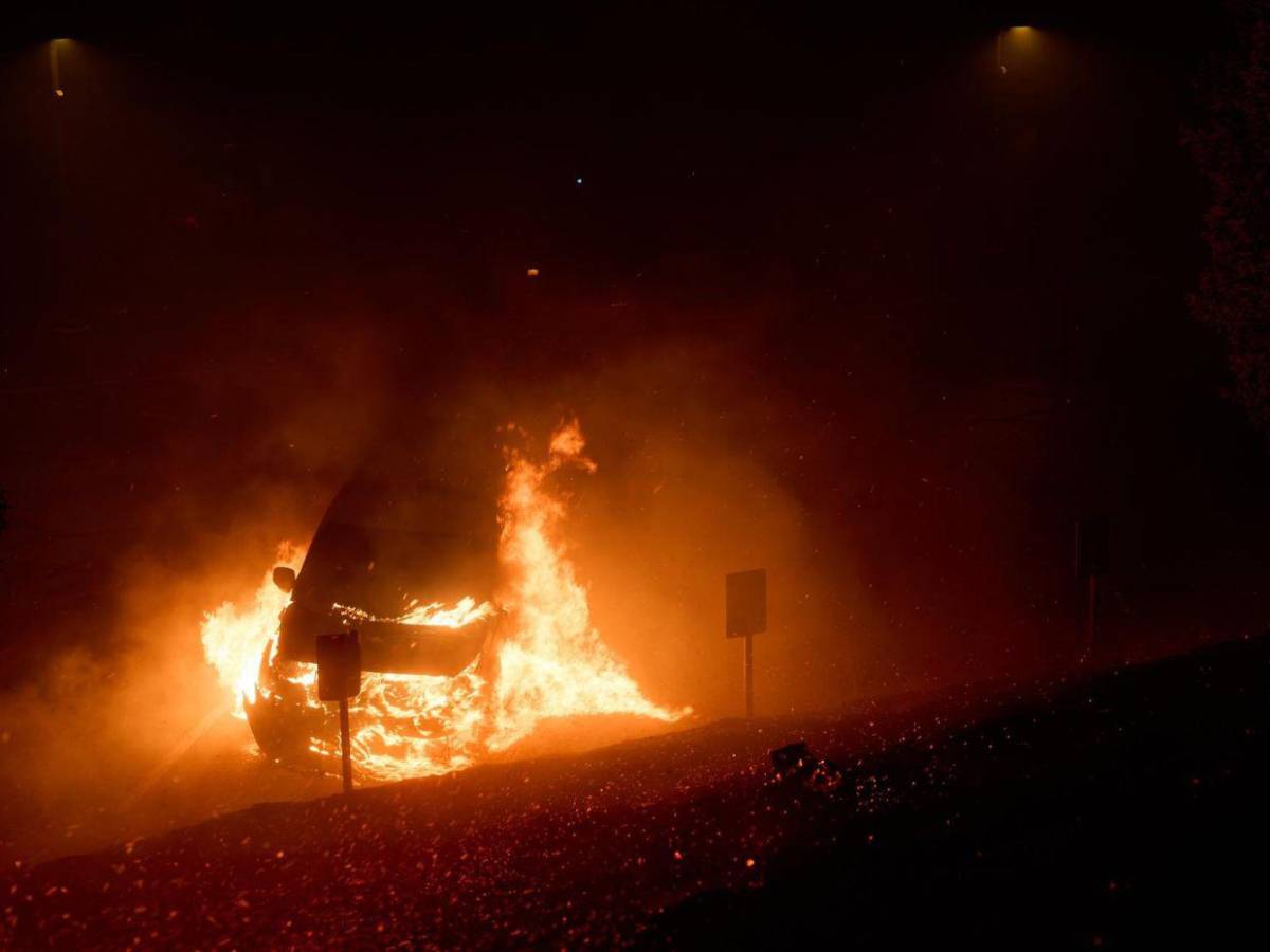 Evacuaciones y cierre de calles: impactantes imágenes del incendio en Malibú