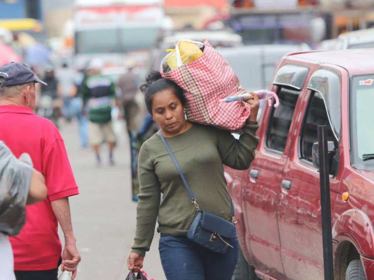 El mercado Zonal Belén abarrotado por las compras de fin de año