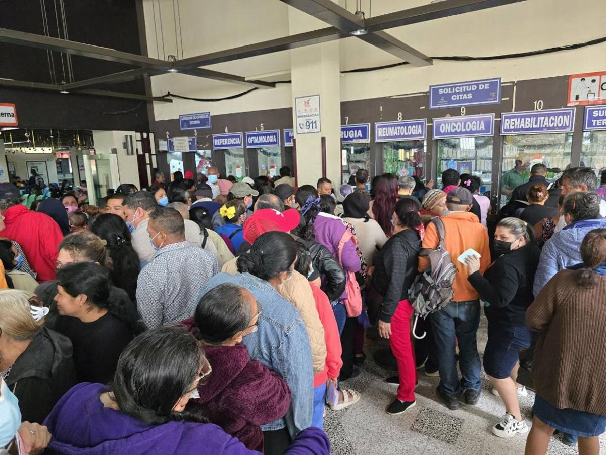 Largas filas y frustración: drama de pacientes que buscan una cita médica en Hospital San Felipe