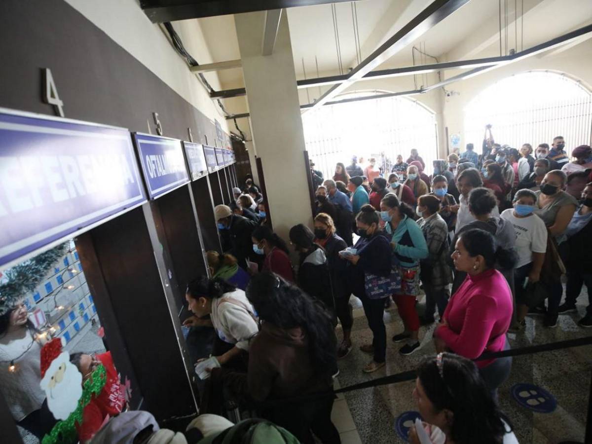 Largas filas y frustración: drama de pacientes que buscan una cita médica en Hospital San Felipe