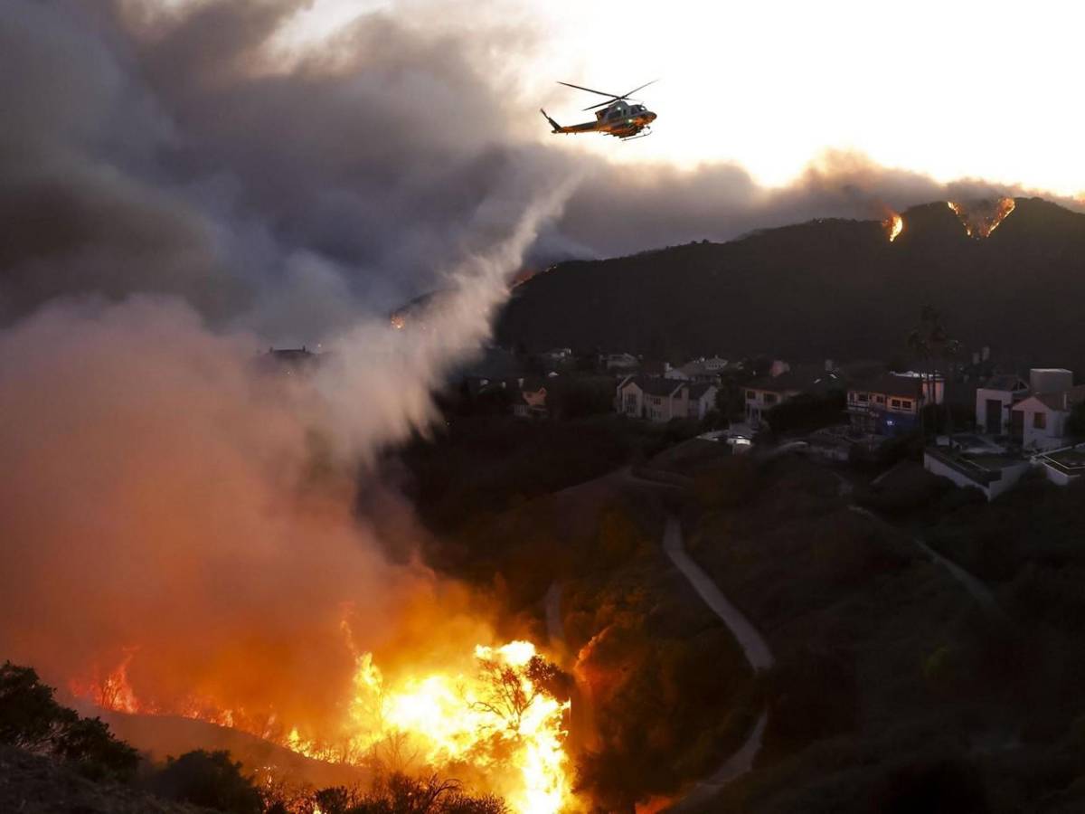 Incendio en Los Ángeles avanza sin control y amenaza a miles a su paso