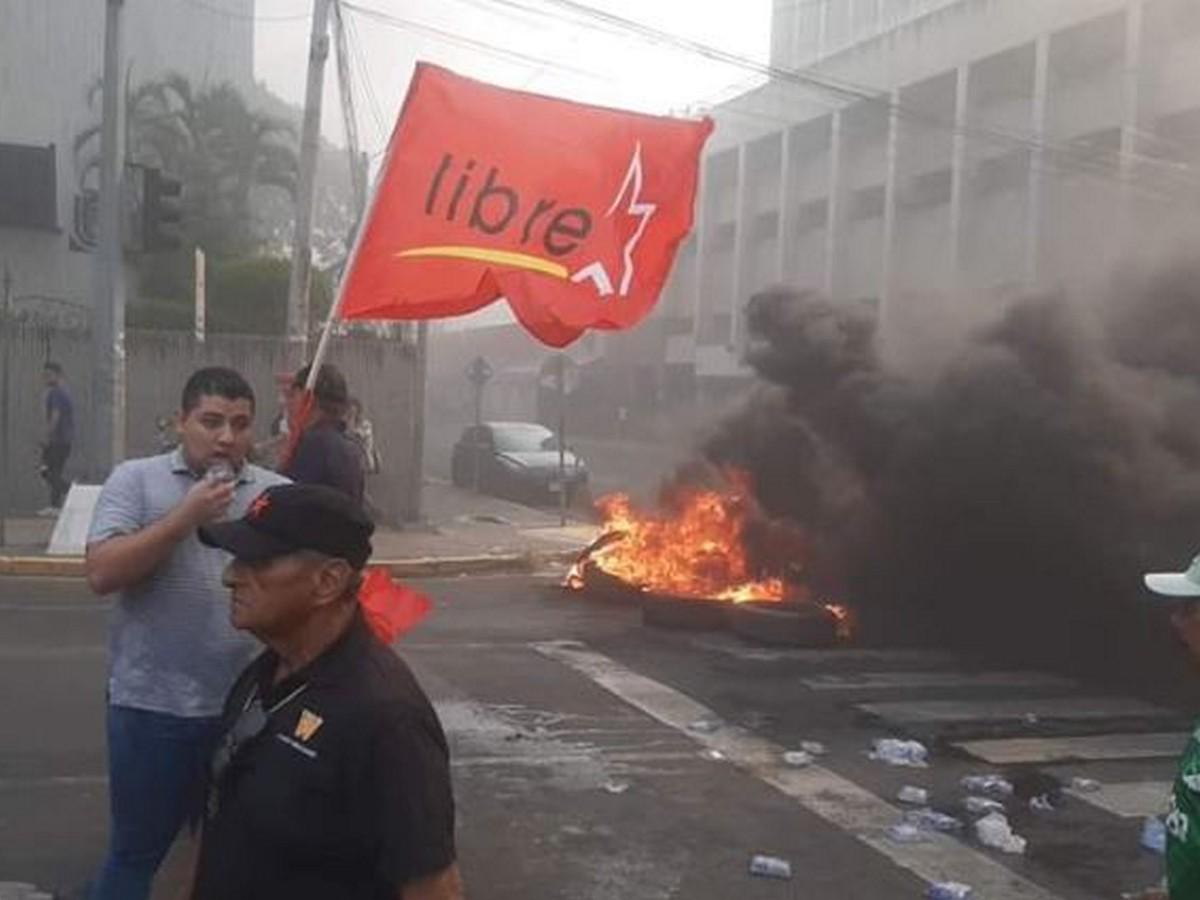 Activistas queman llantas en SPS pese a que aire está en nivel peligroso por contaminación