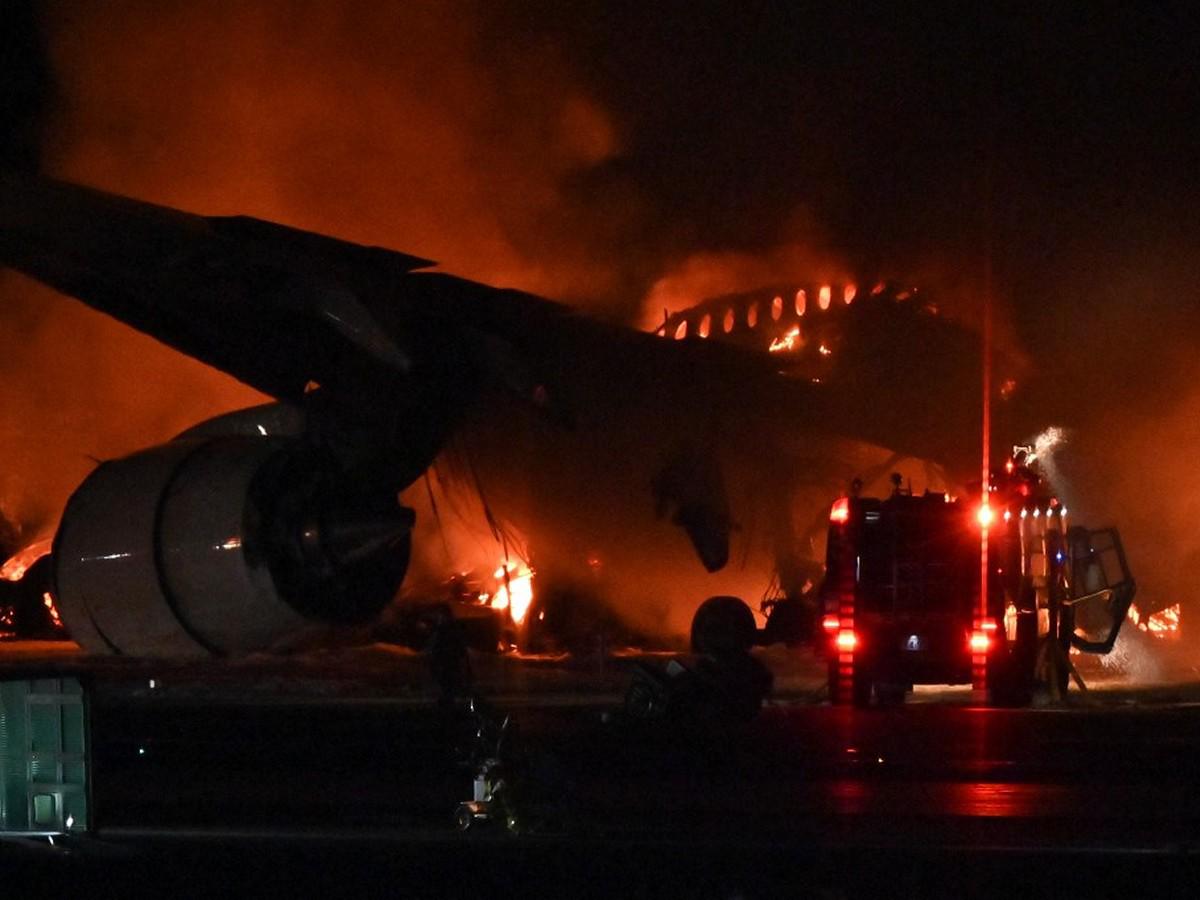 La pista quedó cubierta de escombros y más de 70 camiones de bomberos se desplazaron al lugar, según la televisión pública japonesa.