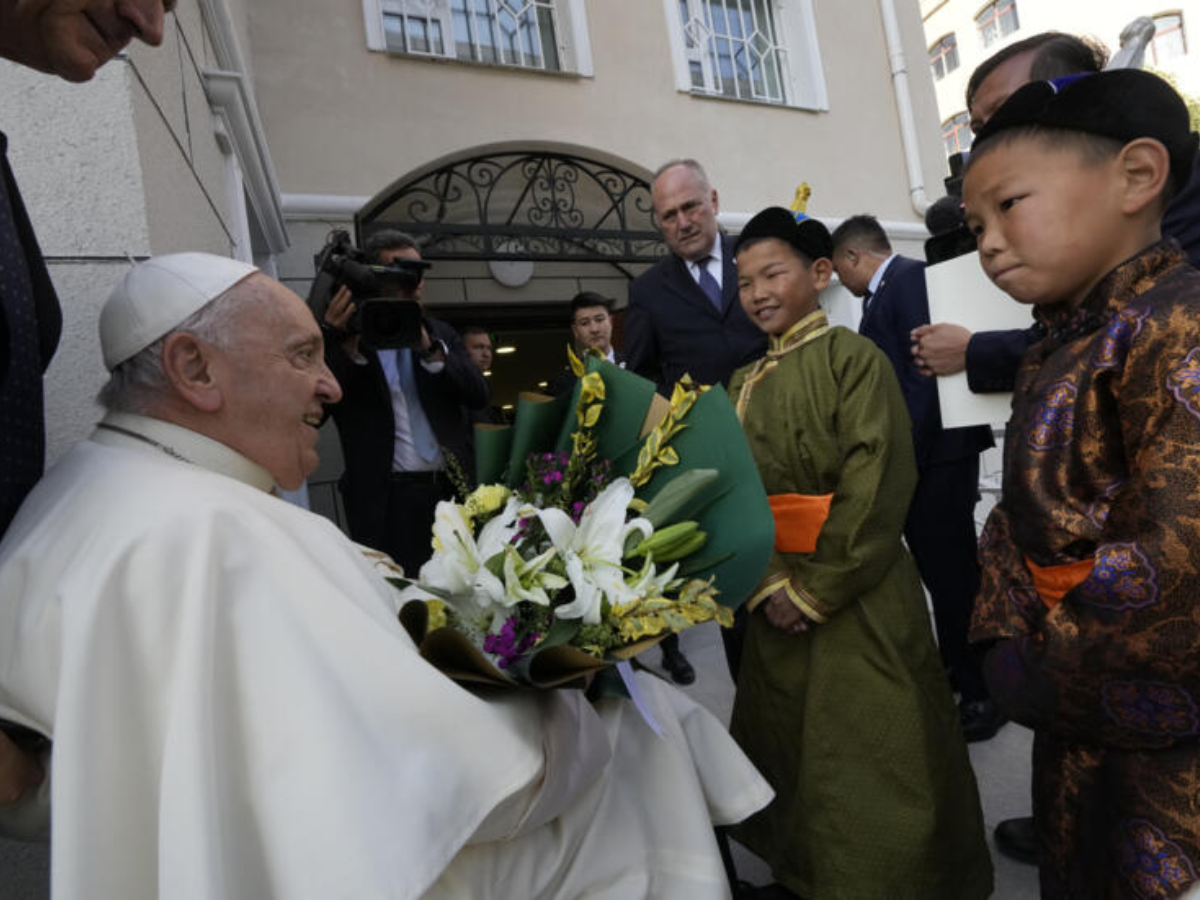 El papa termina su viaje a Mongolia, una visita orientada hacia China