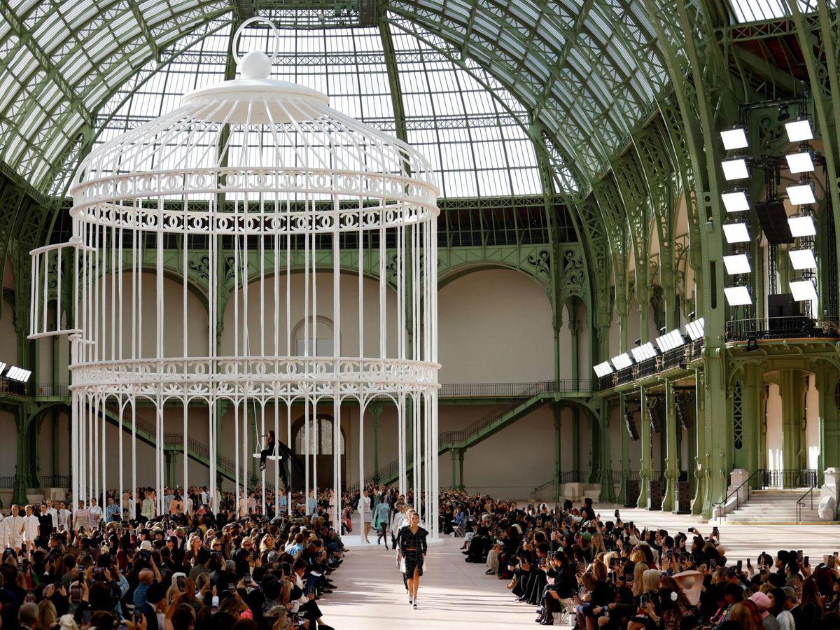 El tweed reina en el desfile de Chanel Primavera-Verano 2025 en el Grand Palais