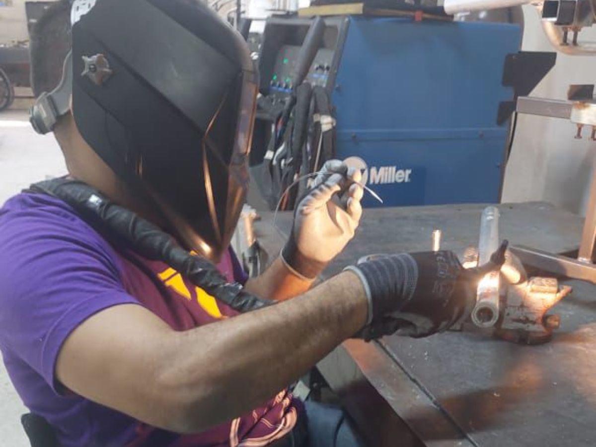 $!El joven hondureño contó muy emocionado a EL HERALDO que aprendió a realizar muchas cosas gracias a algunos talleres que recibió.