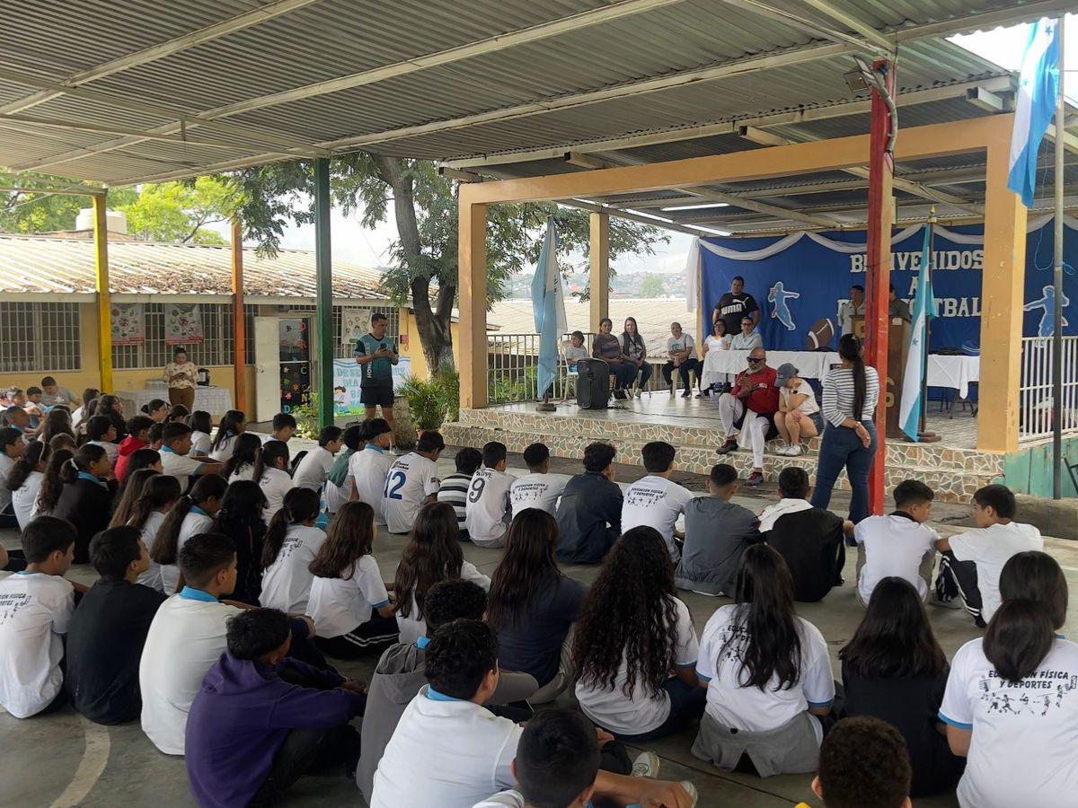 Gabe Northern, exjugador de la NFL, visita una escuela en Tegucigalpa como parte de su misión para promover el fútbol americano en Honduras.